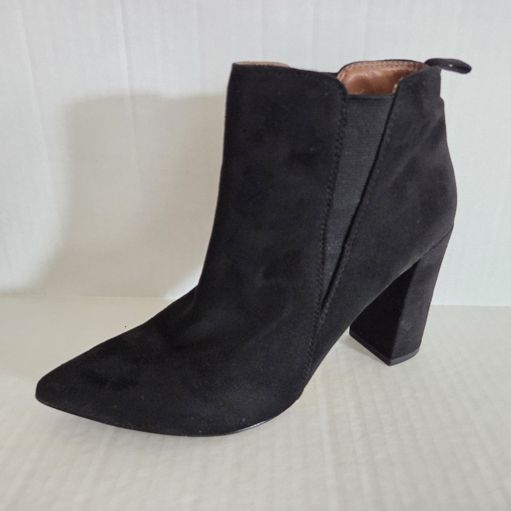 BCBG Maxazria Suede Ankle Booties Black Size 8.5 Block Heel Pionted Toe EUC